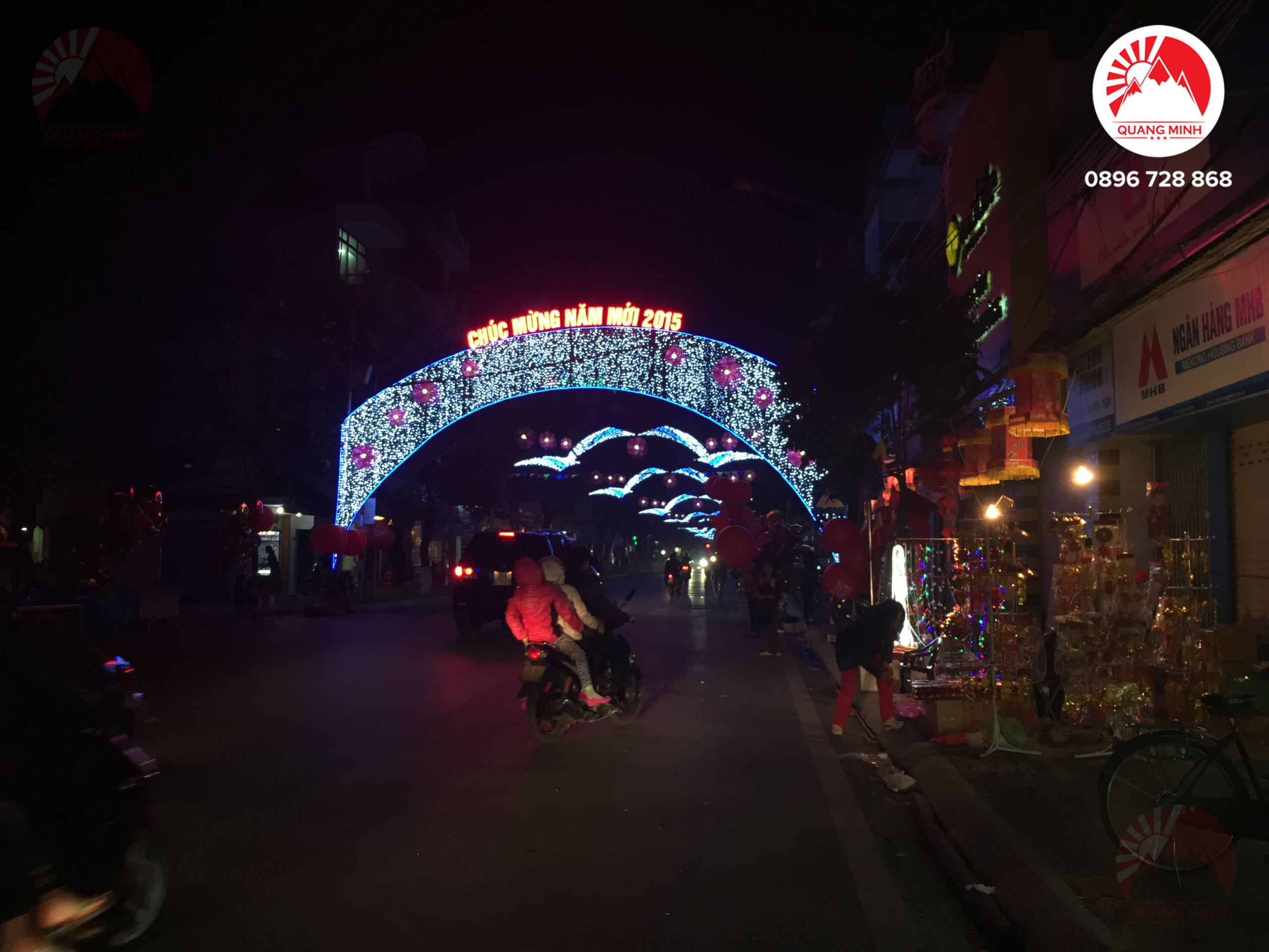 Đường phố rực rỡ sắc màu với hoa đèn trang trí Tết Nguyên Đán