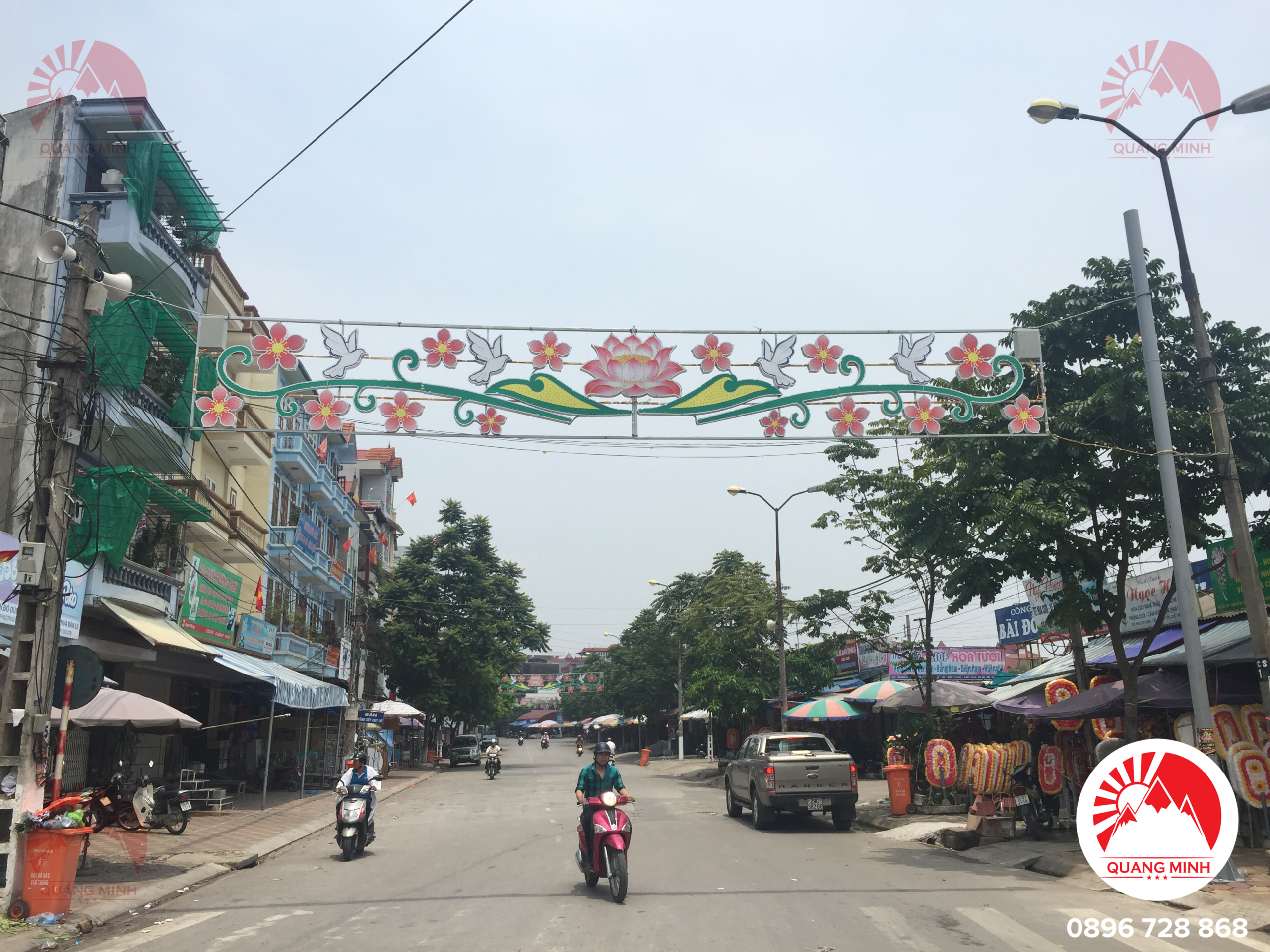 Trang trí đường phố bằng dải hoa đèn hình hoa sen