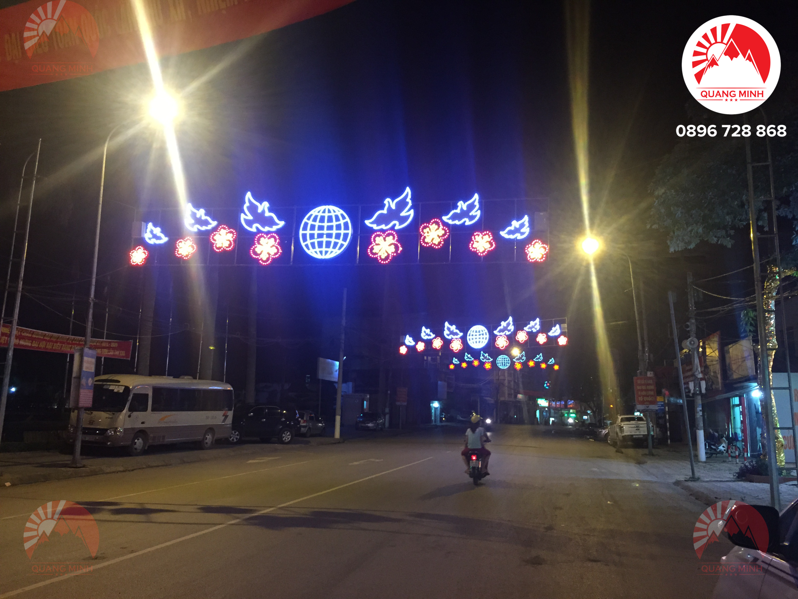 Không khí vui tươi, náo nhiệt của con phố được tô điểm thêm nhờ hệ thống hoa đèn rực rỡ