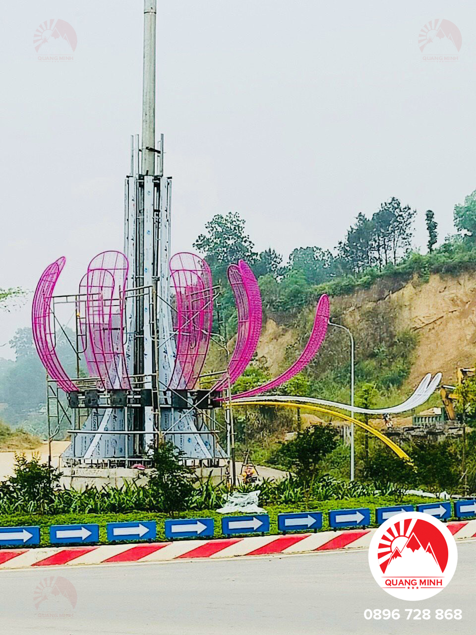 Hoa đèn được cách điệu tinh tế từ hoa sen, thể hiện niềm tự hào dân tộc