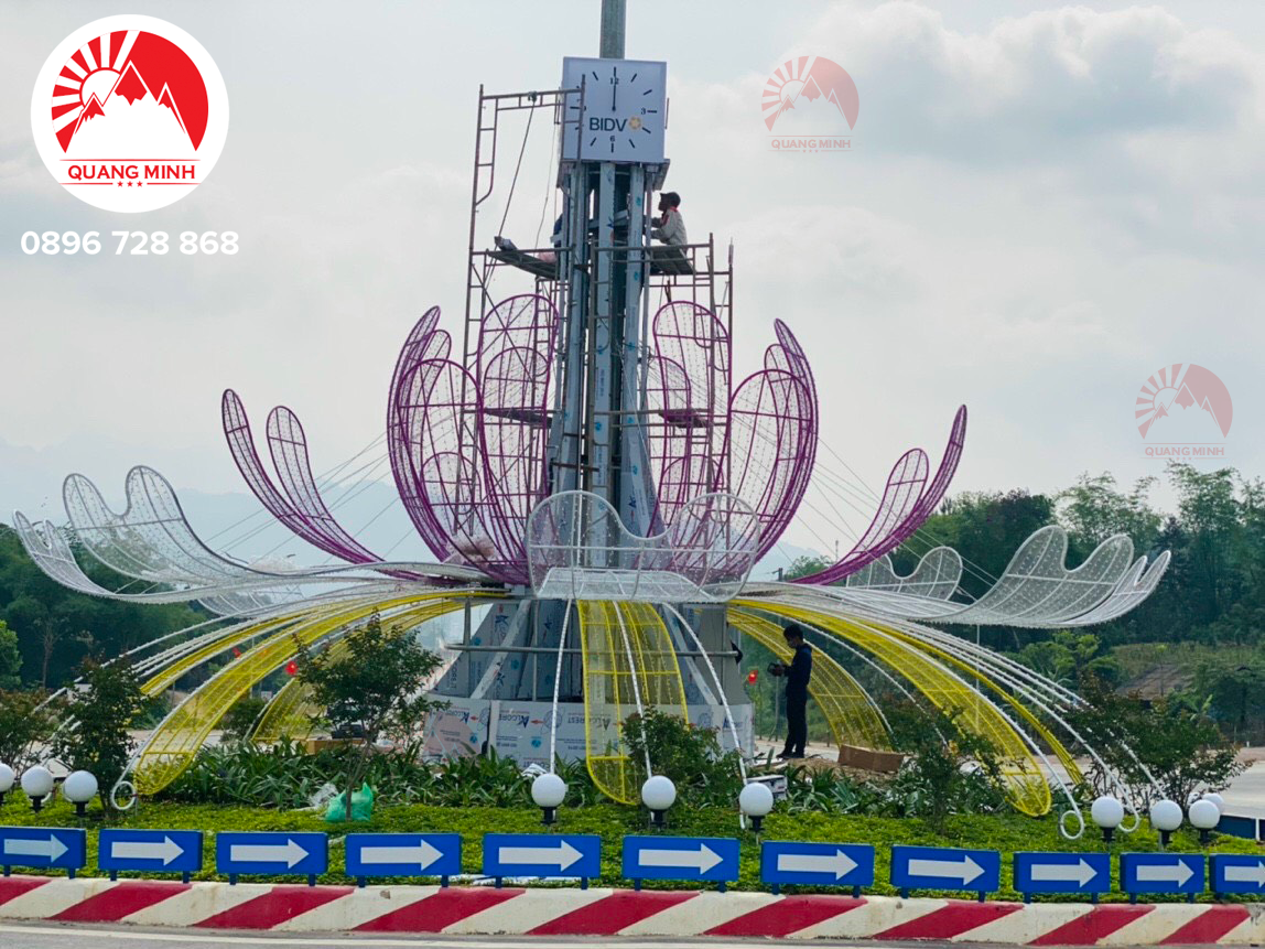 Khung hoa được làm từ thép không gỉ, đảm bảo độ bền bỉ cao