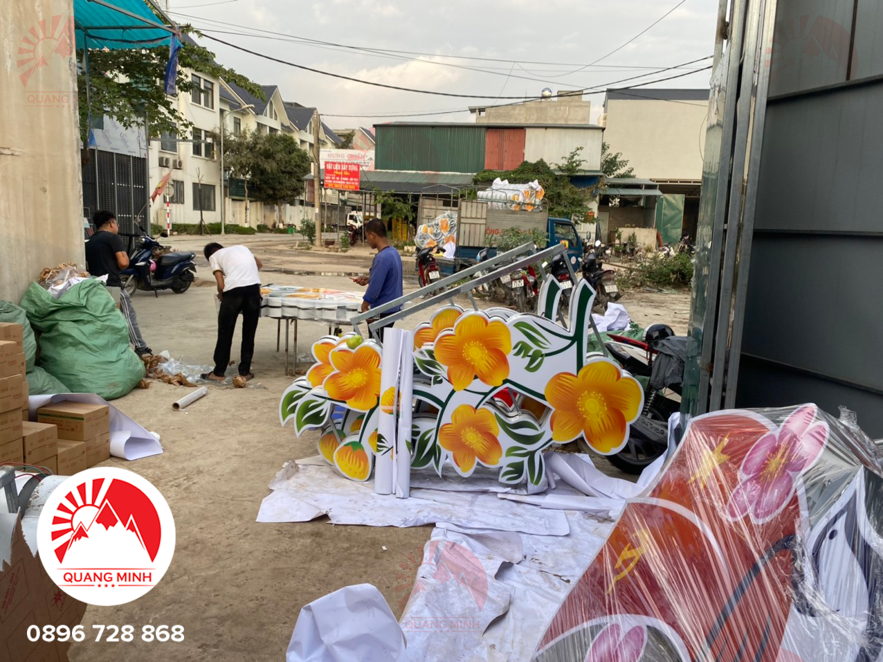 Quảng cáo Quang Minh nhận thiết kế và sản xuất hoa đèn theo yêu cầu